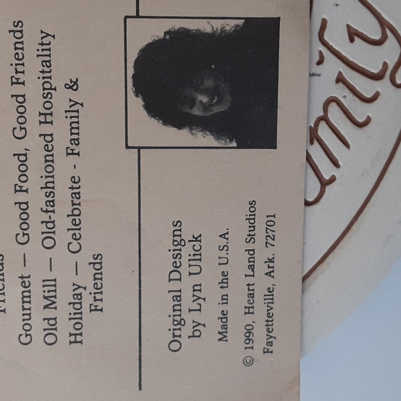 Holiday Bread Warmer 6.25" Celebrate Family Friends Artist Signed Lyn Ulick 1990 - Picture 3 of 5